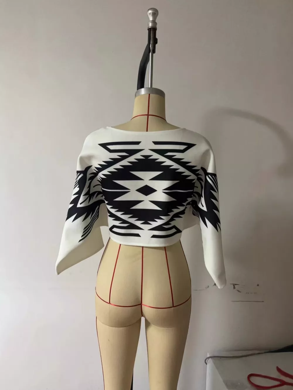 Geometric Pattern Cropped Knit Top, image 3