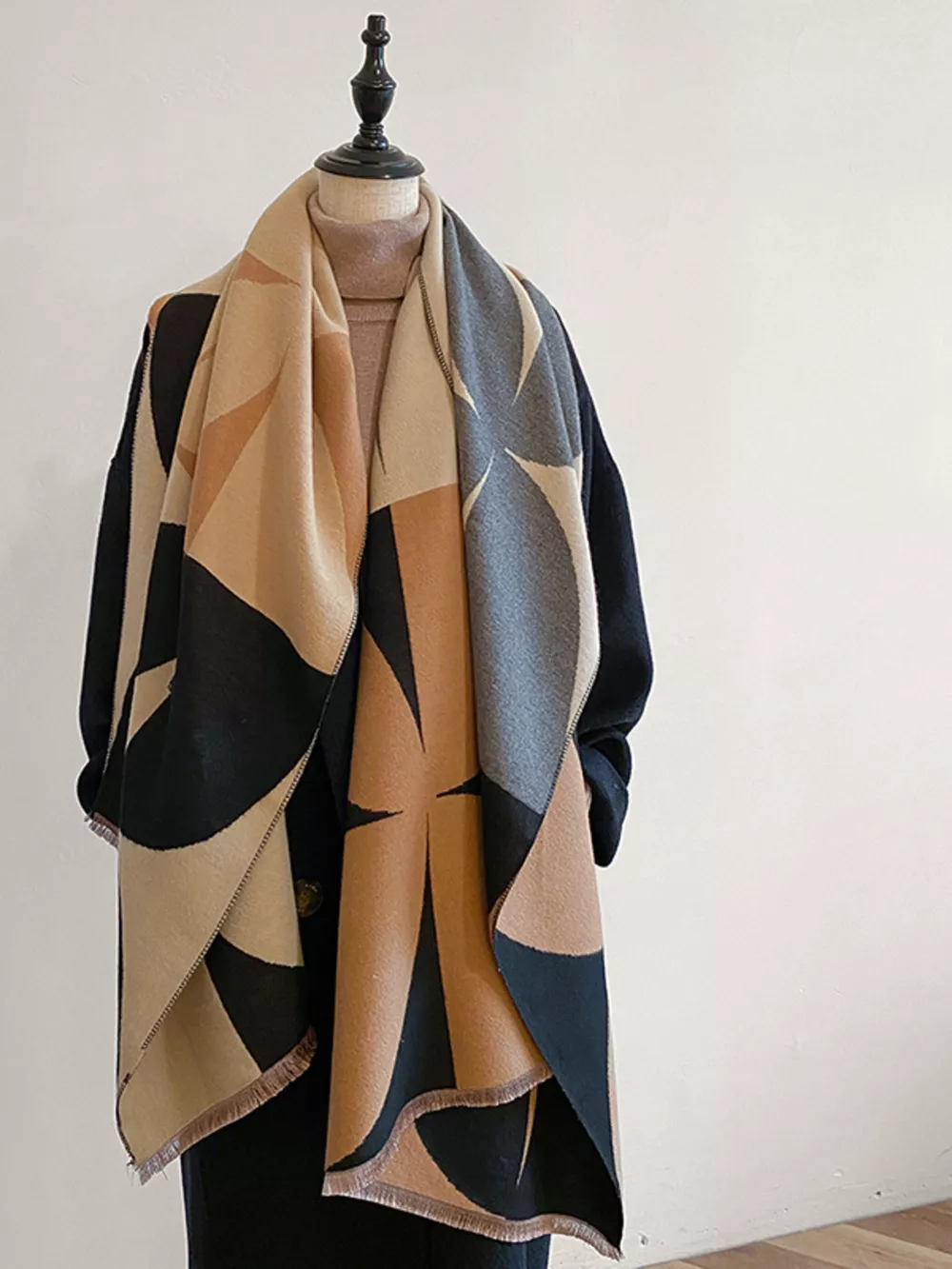 Contrast Raw Hem Scarf