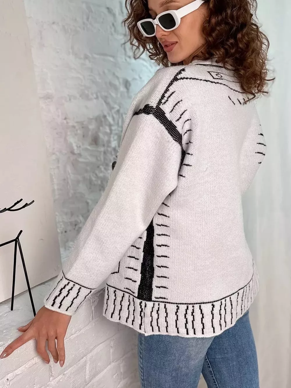Contrast Graphic V-Neck Button-Down Cardigan, image 4