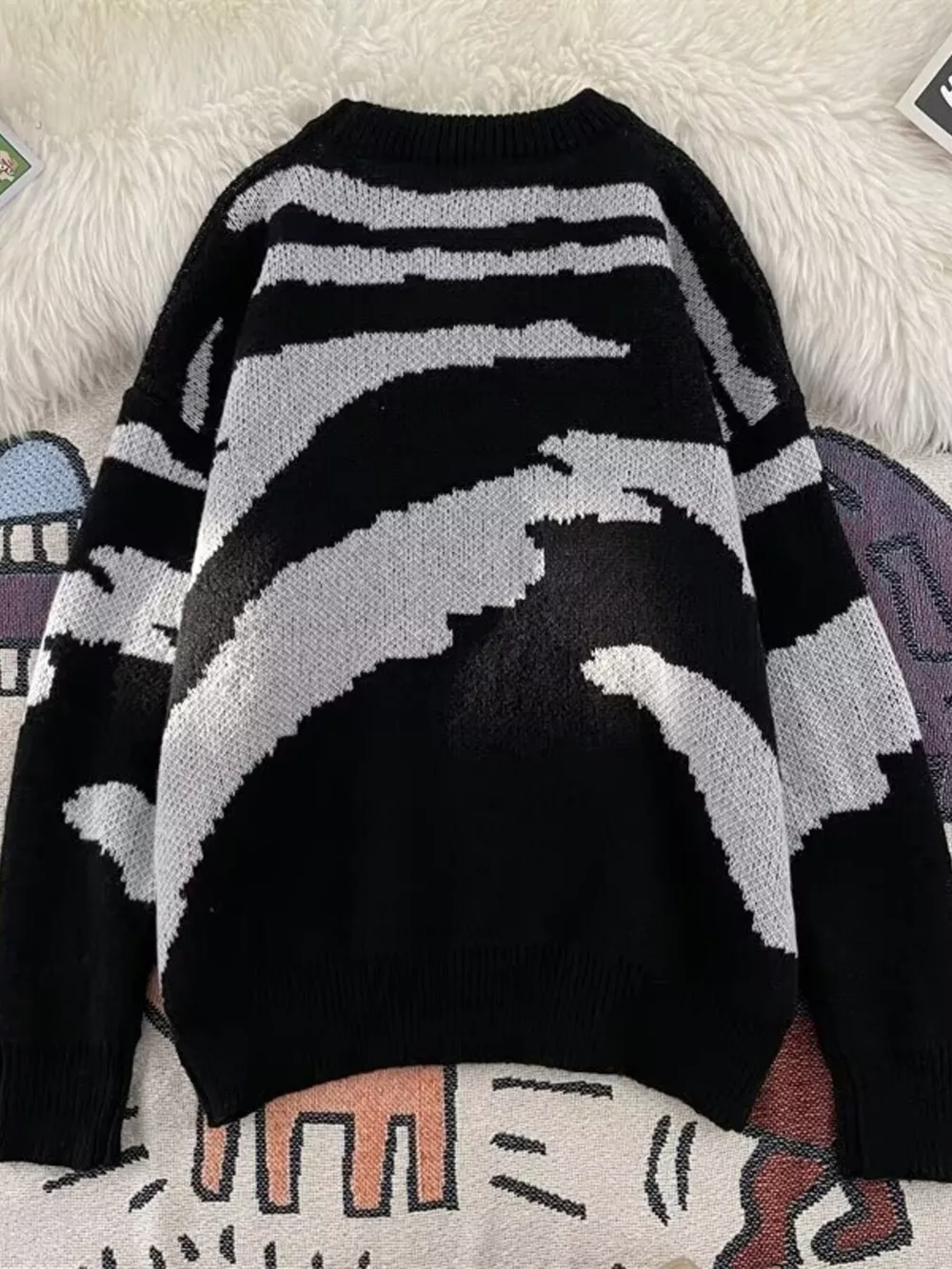 Men's Contrast Round Neck Sweater, image 2