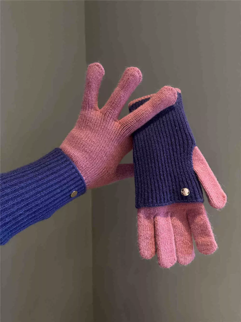 Two-Tone Knitted Gloves, image 5