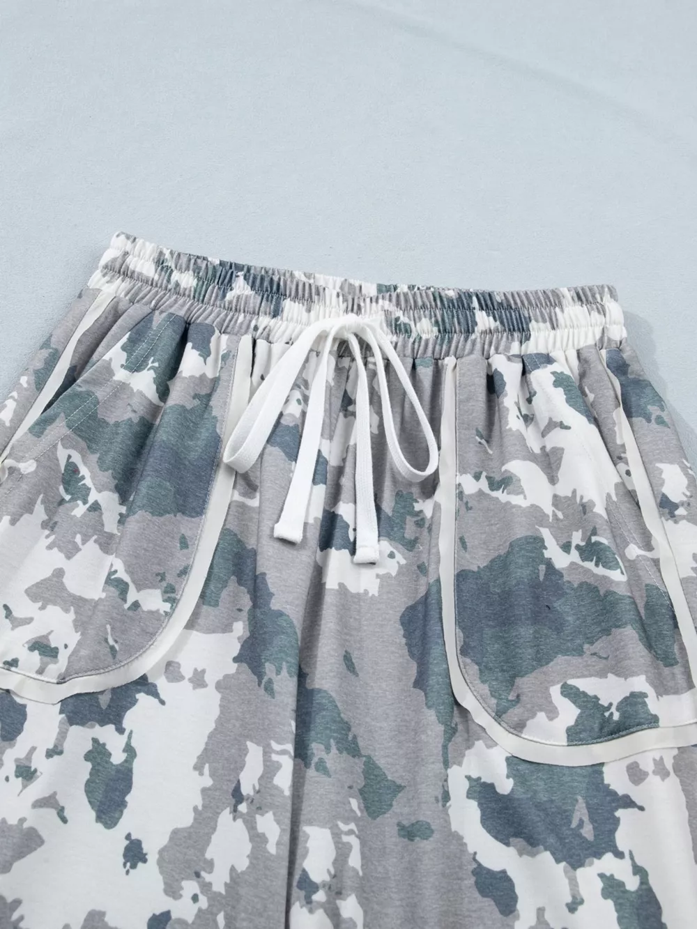 Camouflage Print Contrast Lace-up Raw Edge Pocketed Loose Pants, image 6