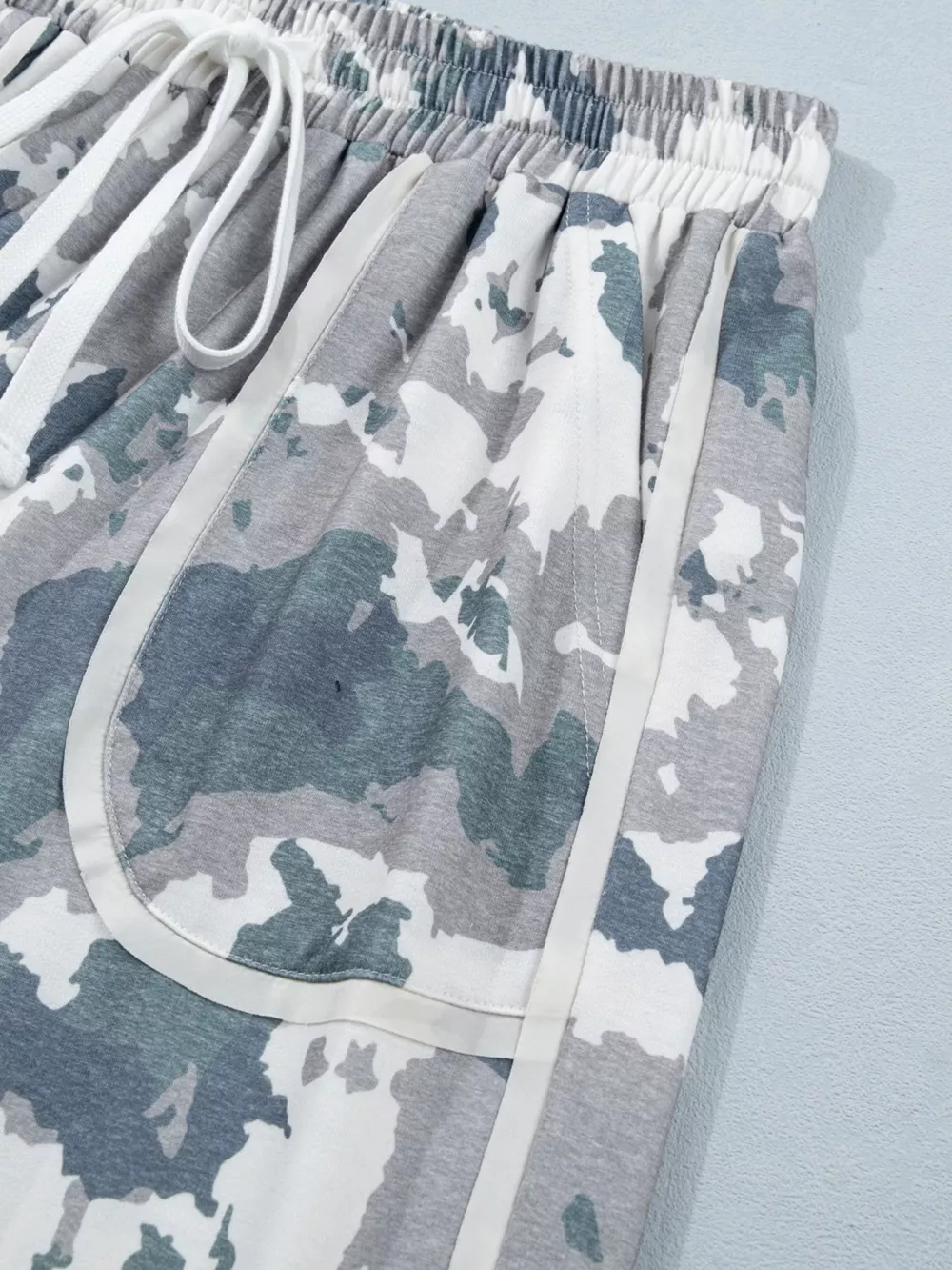 Camouflage Print Contrast Lace-up Raw Edge Pocketed Loose Pants, image 8
