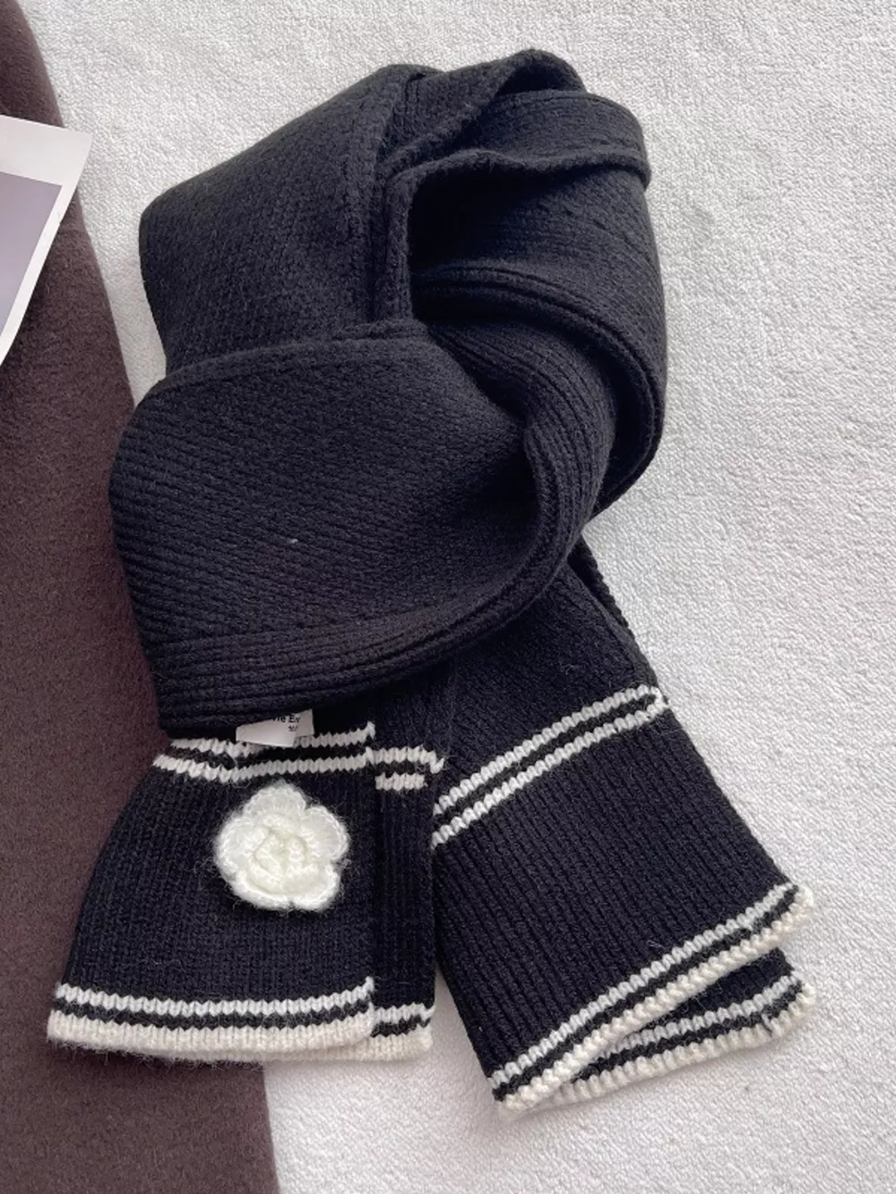 Contrast Trim Knitted Scarf with Camellia Decorn