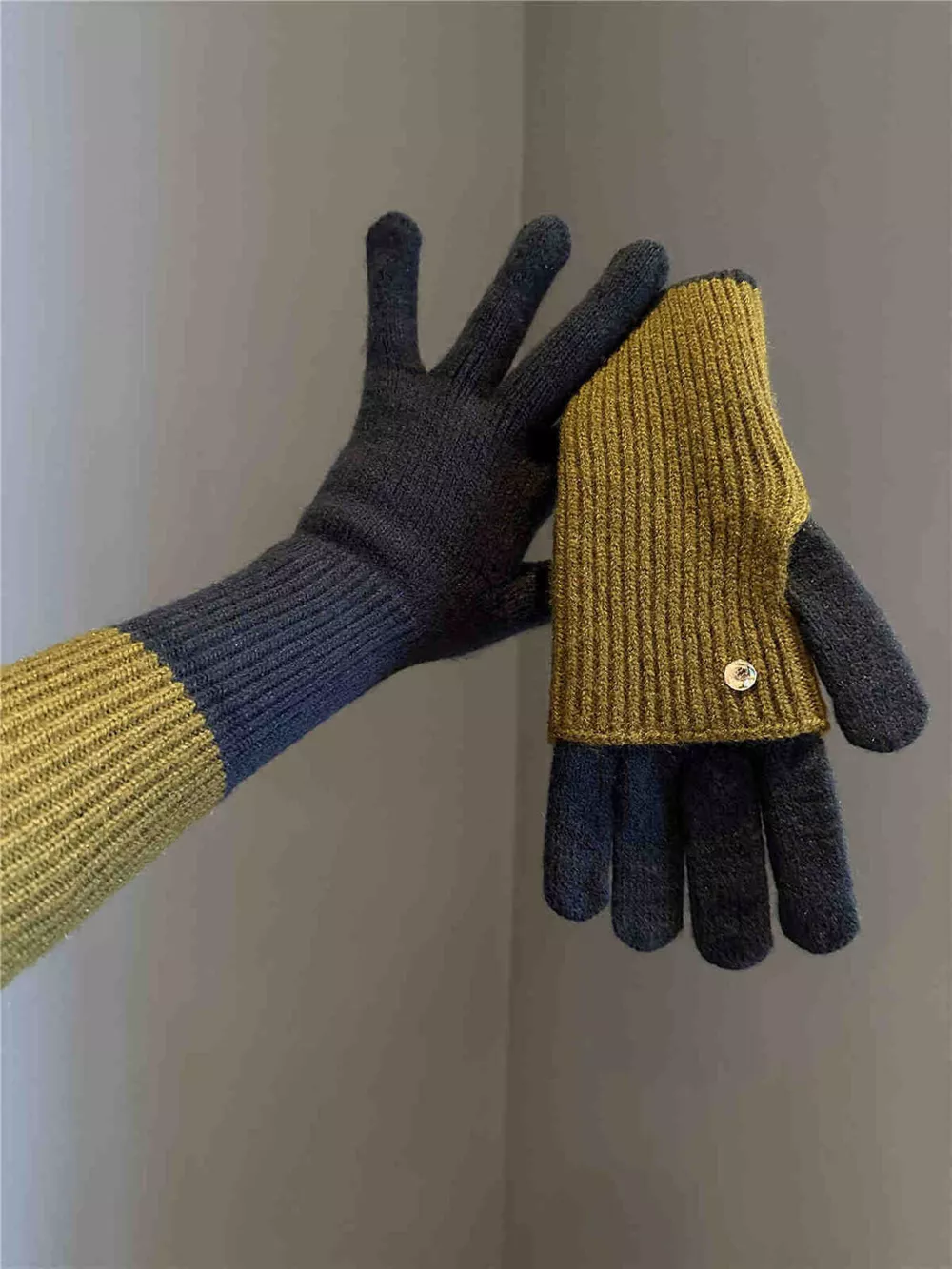 Two-Tone Knitted Gloves, image 4