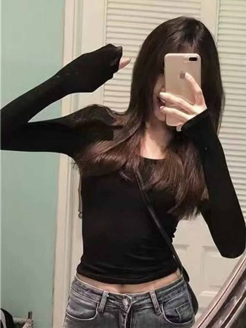 Slim-Fit Long Sleeve U-Neck Cropped T-Shirt, image 2