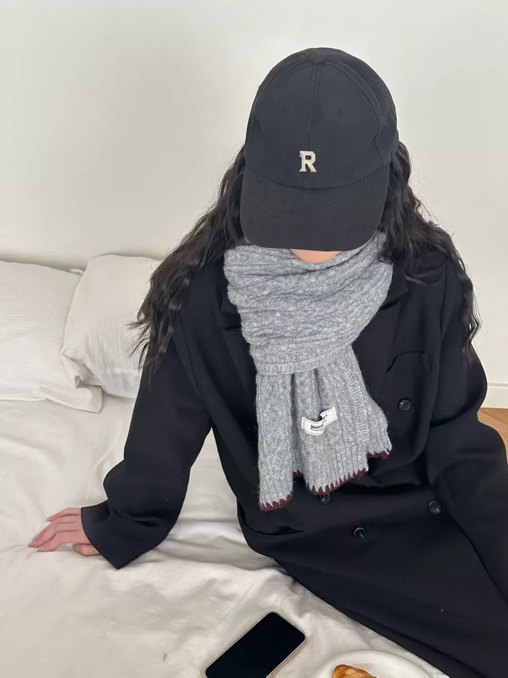 Cozy Knitted Cable-Knit Scarf with Contrast Trim, image 3