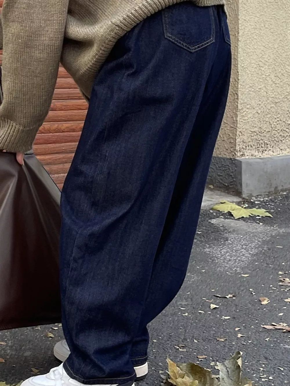 Wide-Leg Barrel Jeans, image 3