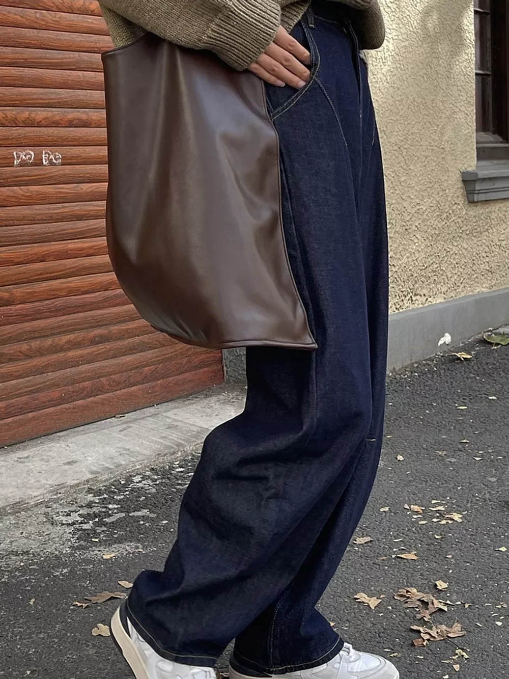 Wide-Leg Barrel Jeans, image 2